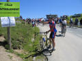 Rett+f%F8r+matstasjonen+p%E5+Col+de+Aubisque.+Morten+har+en+tom+flaske+som+m%E5+fylles.+Klikk+p%E5+bildet+for+st%F8rre+format%21